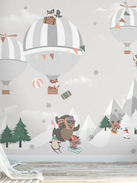 Niedliche Tiere beim Skaten auf dem verschneiten Berg mit Heißluftballon Fototapete