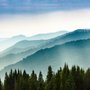 Papier peint panoramique des montagnes brumeuses