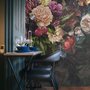 Papier peint panoramique de fleurs de vigne et de pivoines sombres