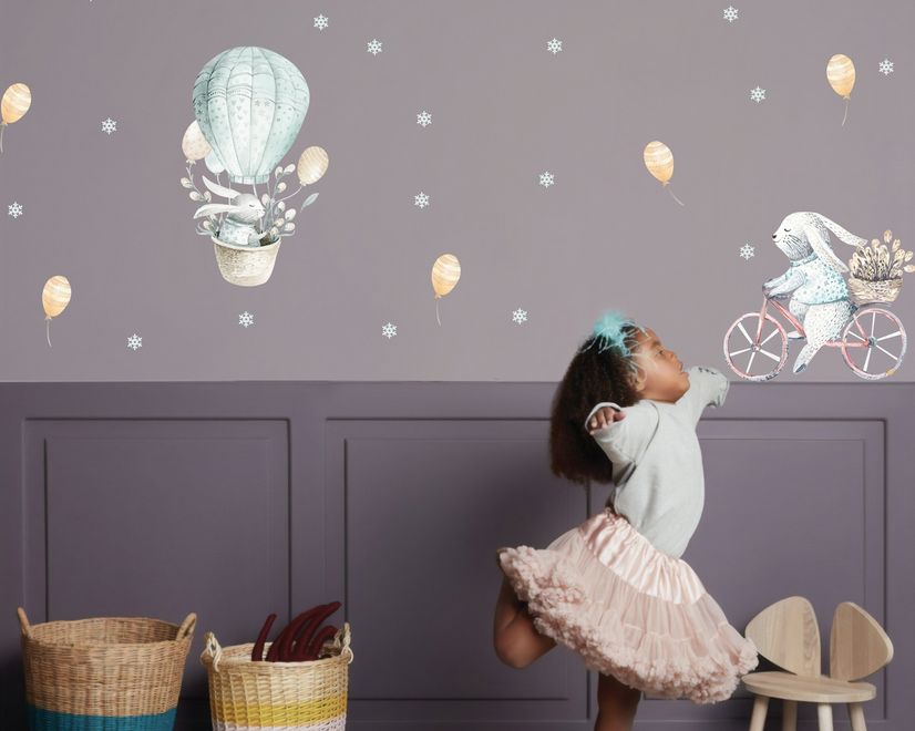 Kinder Cartoon Hase mit Ballons und Schneeflocken Wandtattoo
