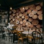 Kaffeeladen mit Holzwand Fototapete