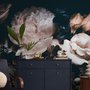 Papier peint panoramique floral foncé avec bouquet de pivoines
