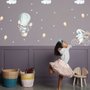 Kinder Cartoon Hase mit Ballons und Schneeflocken Wandtattoo