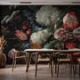 Papier peint panoramique floral foncé avec des tulipes