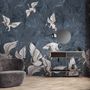 Papier peint panoramique bleu foncé, style grunge, avec des feuilles et des oiseaux grues