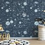 Dunkler Weltraum Sternenhimmel mit blauen Planeten Fototapete