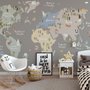 Papier peint carte du monde colorée avec animaux pour enfants