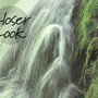 Papier peint panoramique de la chute d'eau et de la forêt verte brumeuse