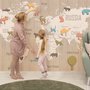 Papier peint carte monde bois silhouettes animaux colorées enfants