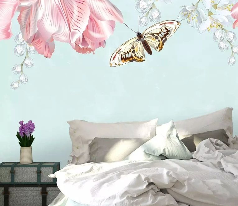 Fototapete mit rosa Blumen und gelbem Schmetterling