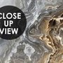 Papier peint panoramique des vagues en marbre foncé, gris et marron