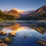 Berg- und Seenlandschaft im Sonnenaufgang Fototapete