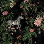 Fototapete mit dunklen botanischen Pflanzen und Tieren