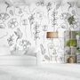 Papier peint visage de femme doux avec dessin floral