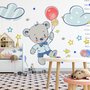 Kinder Fliegender Süßer Bär und Bunte Sterne im Cartoon-Himmel Wandtattoo