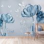 Blaue Transparente Blumen und Weiße Schmetterlinge Fototapete