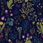 Kleine Kräuter und Blumen auf dunklem Hintergrund Fototapete