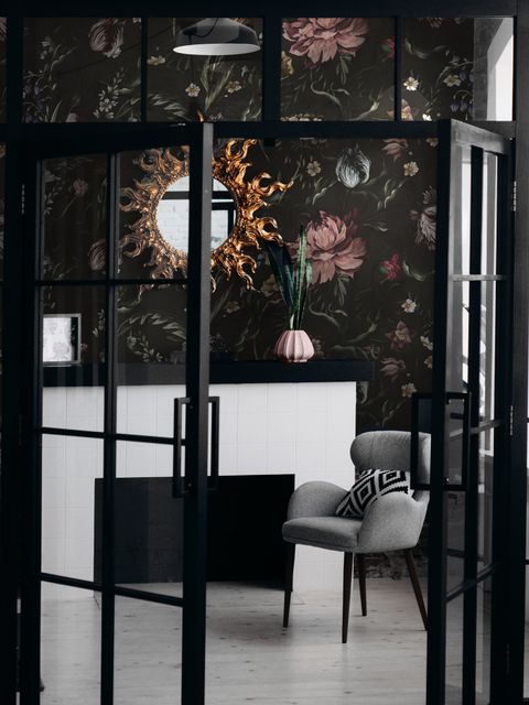 Fleur hollandaise Pivoine avec tulipes Papier peint panoramique foncé