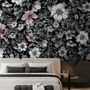 Papier peint panoramique floral foncé avec marguerite blanche