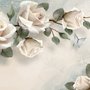 Schöne weiße Rosen und Schmetterlinge Fototapete