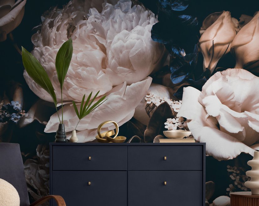 Papier peint panoramique floral foncé avec bouquet de pivoines