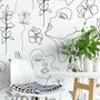 Papier peint visage de femme doux avec dessin floral
