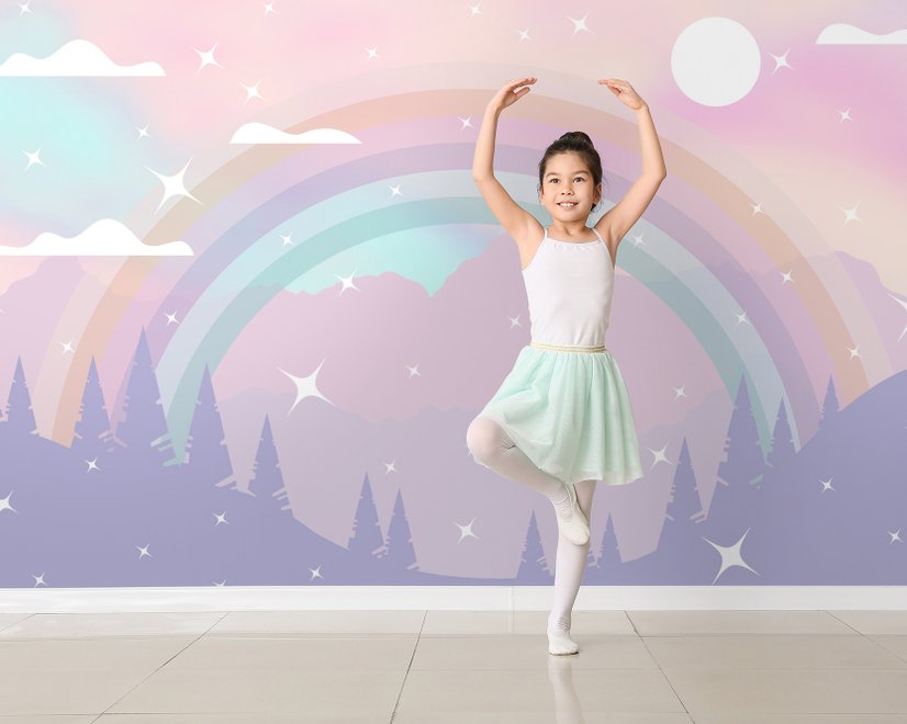Papier peint panoramique de la chambre d'enfant avec des montagnes colorées et des étoiles brillantes