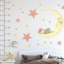 Wandtattoo Lächelnder Mond mit orangefarbenen und gelben Sternen für das Kinderzimmer