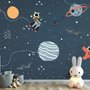 Papier peint panoramique de la chambre d'enfant avec des planètes colorées et des petites étoiles