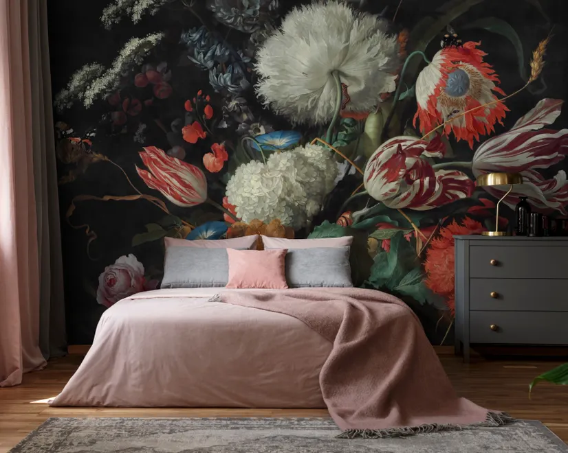 Papier peint panoramique floral foncé avec des tulipes
