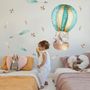 Kinder-Wandtattoo Aquarell Heißluftballon mit Tieren und bunten Federn