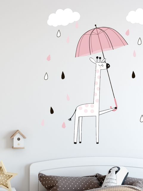 Kinder Wandtattoo Niedliche Giraffe mit bunten Regentropfen und weißen Wolken
