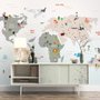 Papier peint panoramique carte du monde colorée avec animaux de dessin animé