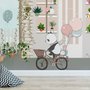 Panda-Bär mit Ballons vor einem Blumengarten - Fototapete für Kinderzimmer