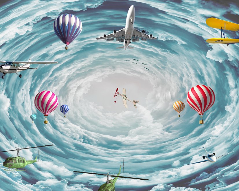 Heißluftballon und Flugzeuge am Himmel Fototapete