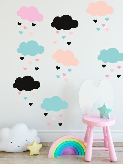 Buntes Wolken-Wandtattoo mit kleinem Herz für das Kinderzimmer