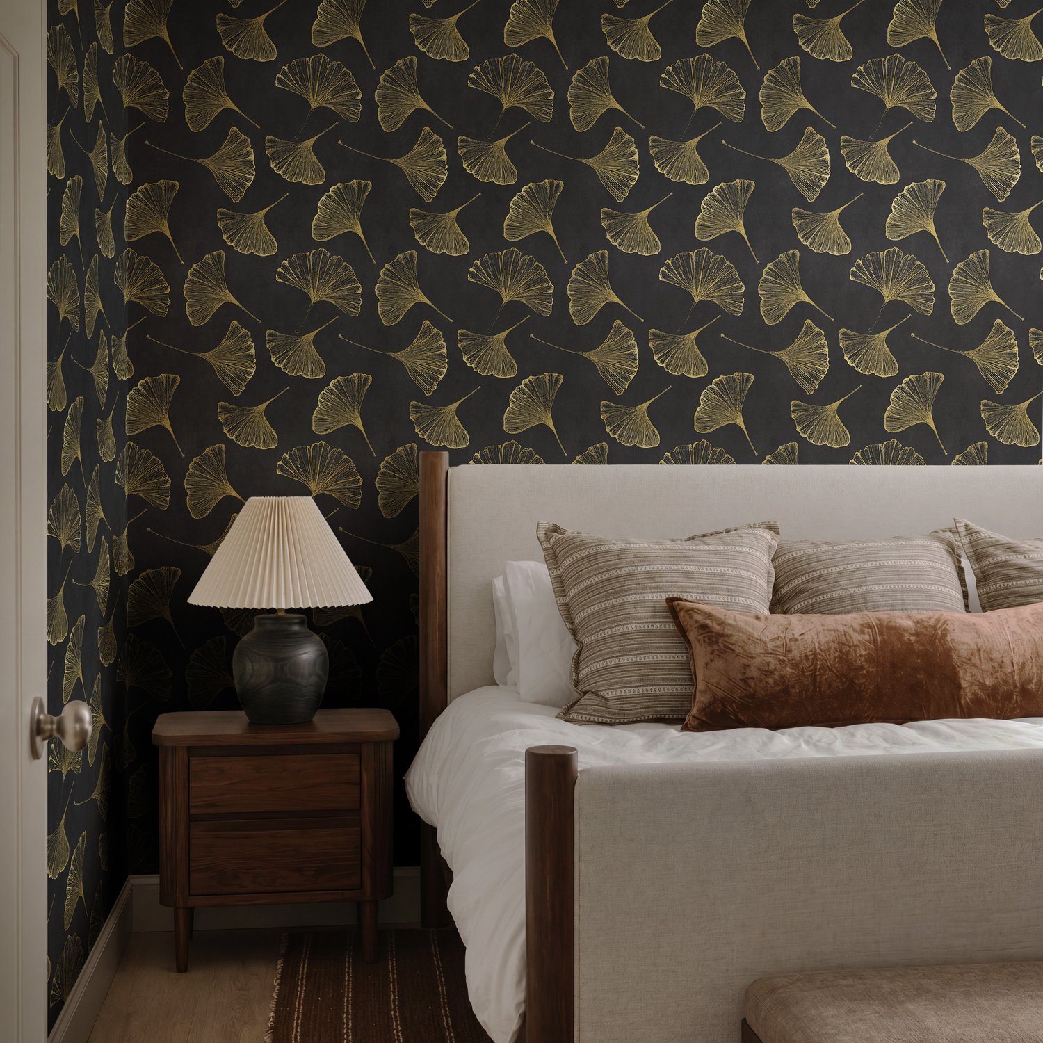 Blättertapete in Schwarz und Gold mit antikgoldenen Ginkgo-Blättern - Selbstklebende