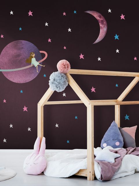 Espace coloré avec une jolie petite fille sur les anneaux de Saturne et la lune rose Stickers muraux