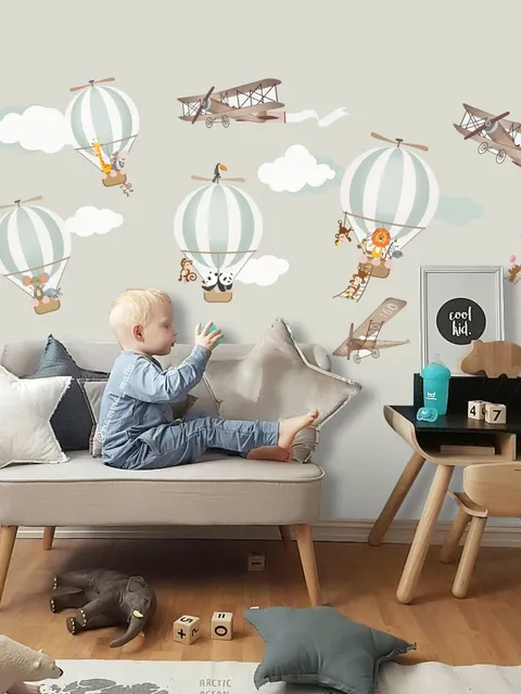 Wandtattoo mit grünen Heißluftballons und braunen Flugzeugen mit Wolken für Kinderzimmer