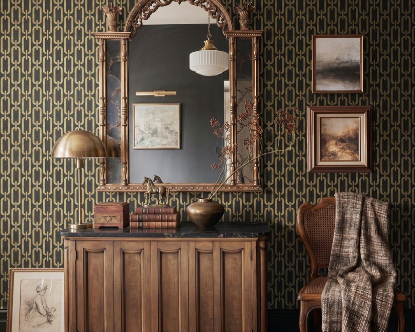 Black wallpaper with gold vertical chain link Art Deco repeat on a textured charcoal ground