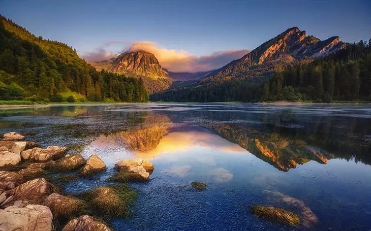 Berg- und Seenlandschaft im Sonnenaufgang Fototapete