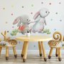 Das niedliche Kaninchen liest Bücher mit bunten Polka Dots Wandtattoo für Kinder