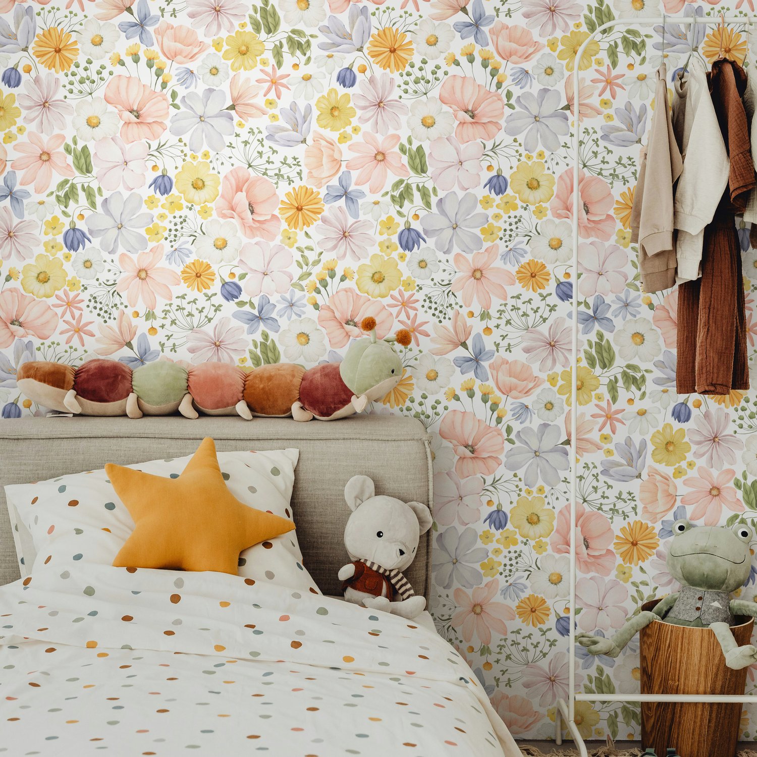 Blumentapete in Pastell mit Frühlingsblumen auf Weiß - Selbstklebende